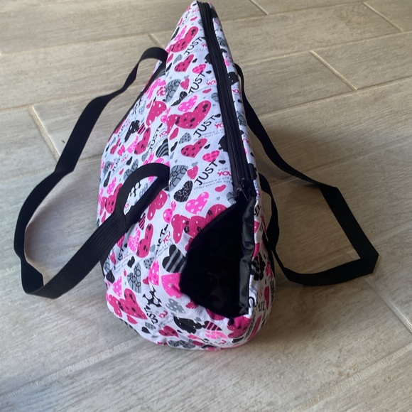 Pet Carrier.10.5”tall x 20”wide x 9”Deep. Long straps. Removable bottom. Zipper - Picture 6 of 8